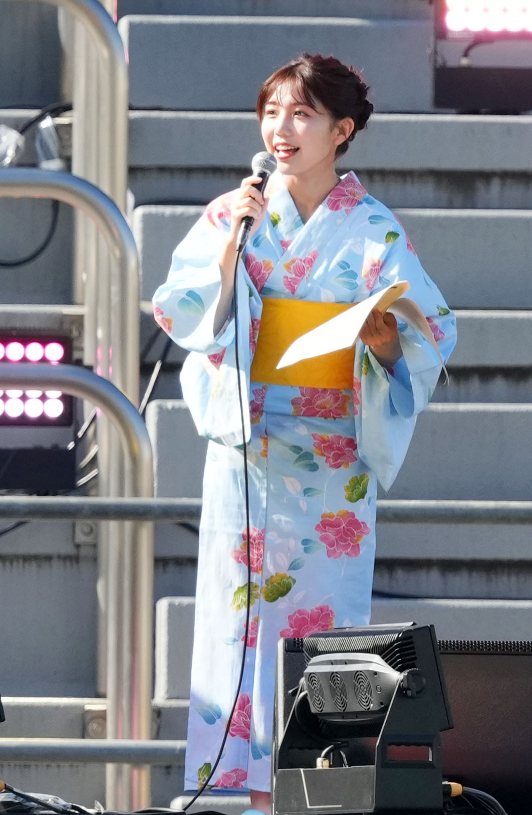 秩父宮ラグビー場で総合司会を務めるテレビ朝日アナウンサーの鈴木新彩（撮影・横山健太）