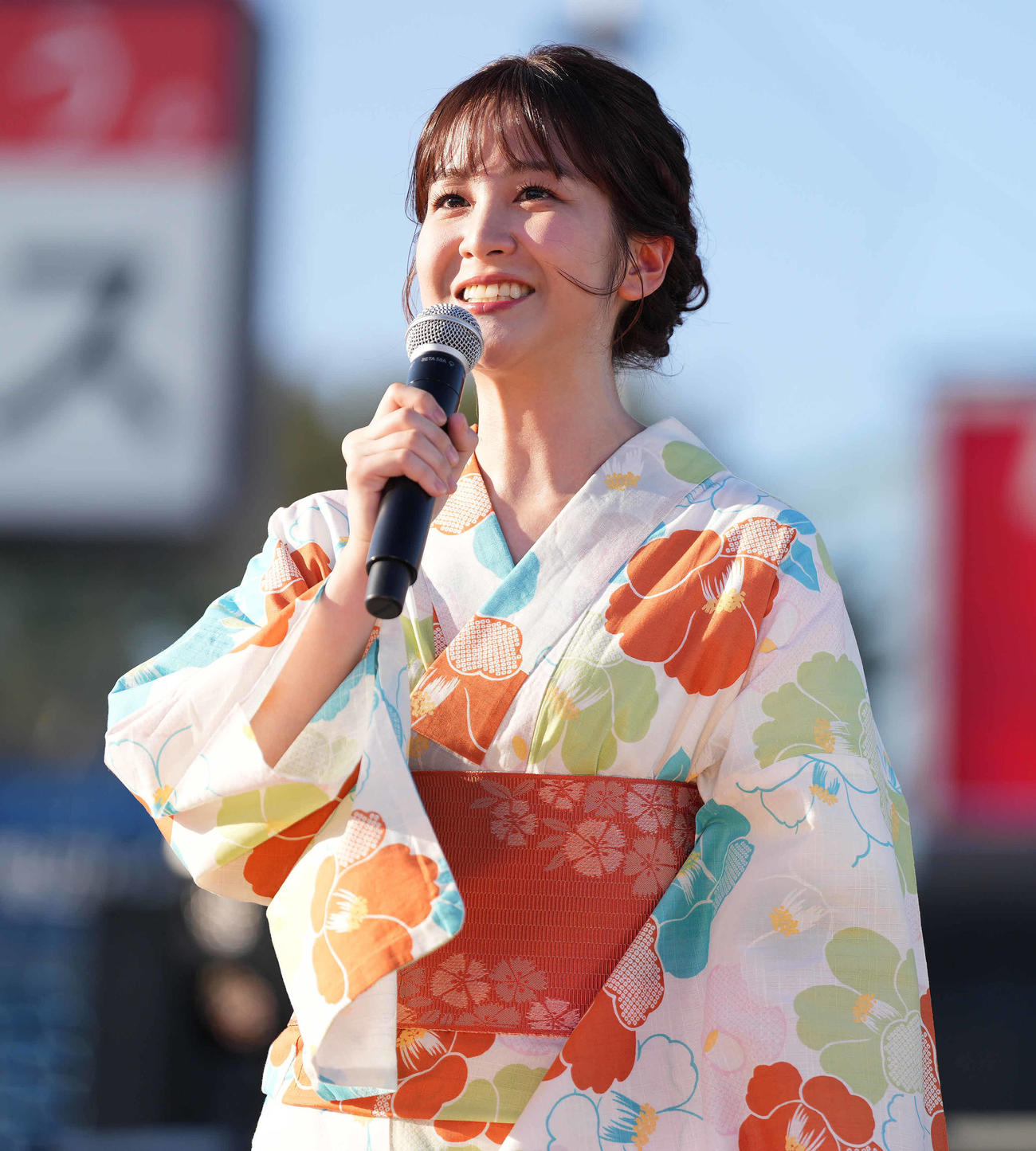 神宮球場でMCを務めるテレビ朝日の林美桜アナウンサー（撮影・鈴木みどり）