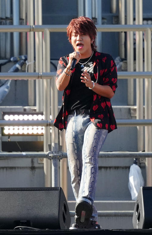 秩父宮ラグビー場でのライブに登場した「タナカさん」（撮影・横山健太）