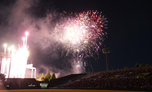 神宮の空を彩る花火（撮影・横山健太）