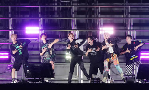 秩父宮ラグビー場でのライブに登場したDXTEEN（撮影・横山健太）