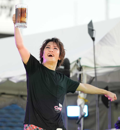 ジョッキのコーラを手に笑顔のゴールデンボンバー喜矢武豊（撮影・鈴木みどり）