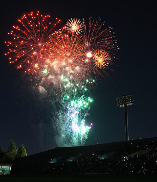 神宮の空を彩る花火（撮影・横山健太）