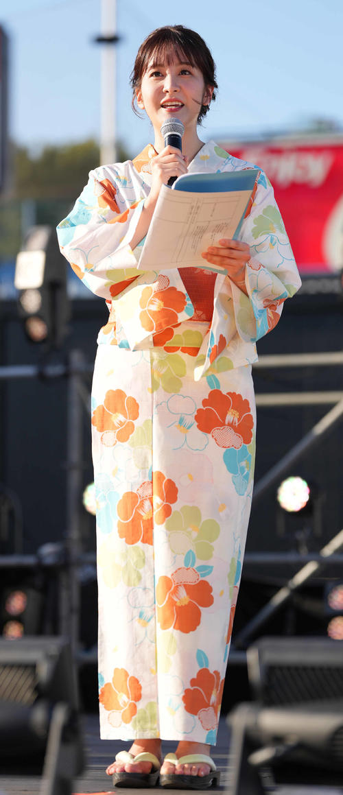 神宮球場でMCを務めるテレビ朝日の林美桜アナウンサー（撮影・鈴木みどり）
