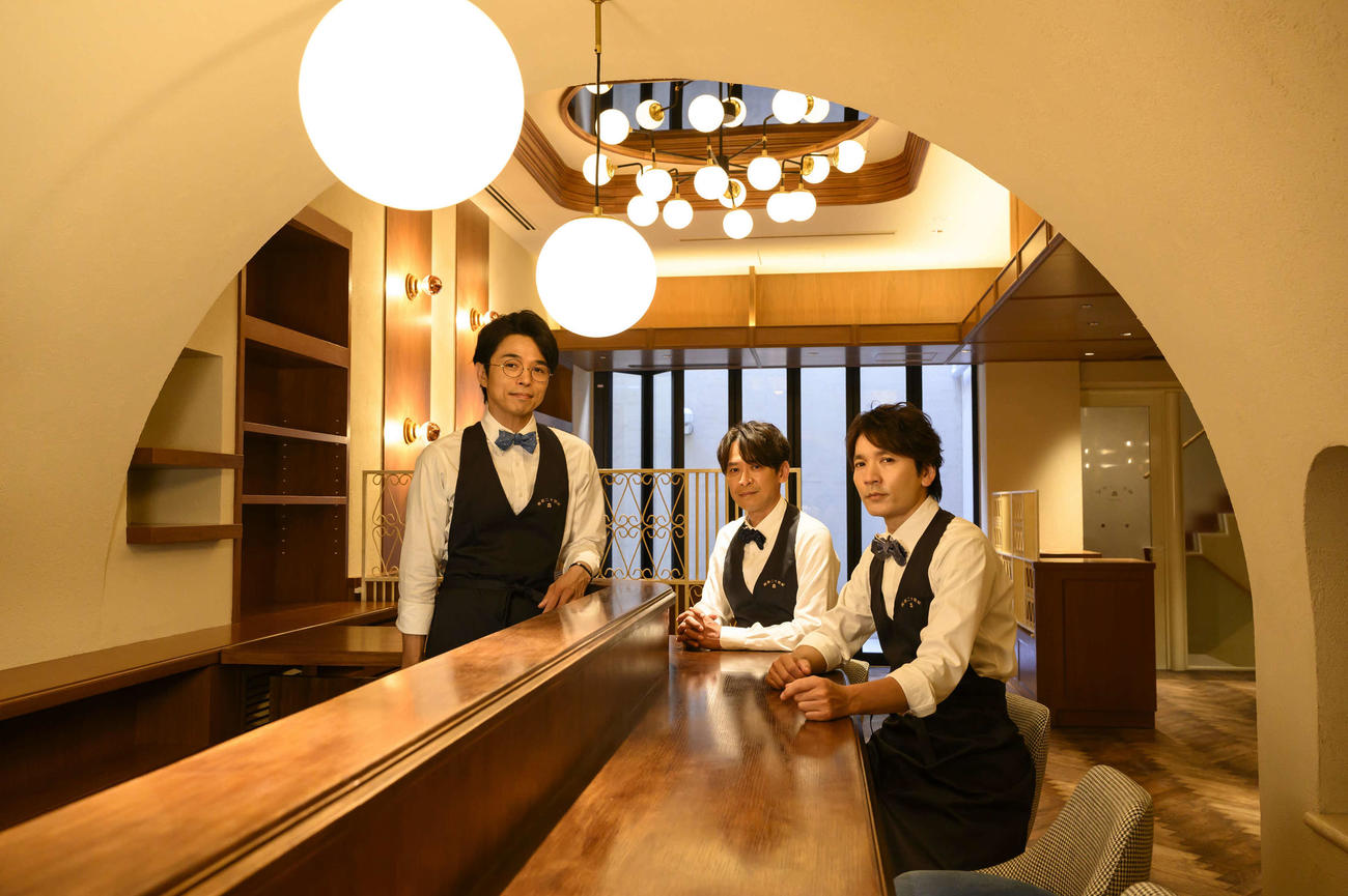 「喫茶二十世紀」をオープンする20th Century。左から井ノ原快彦、坂本昌行、長野博