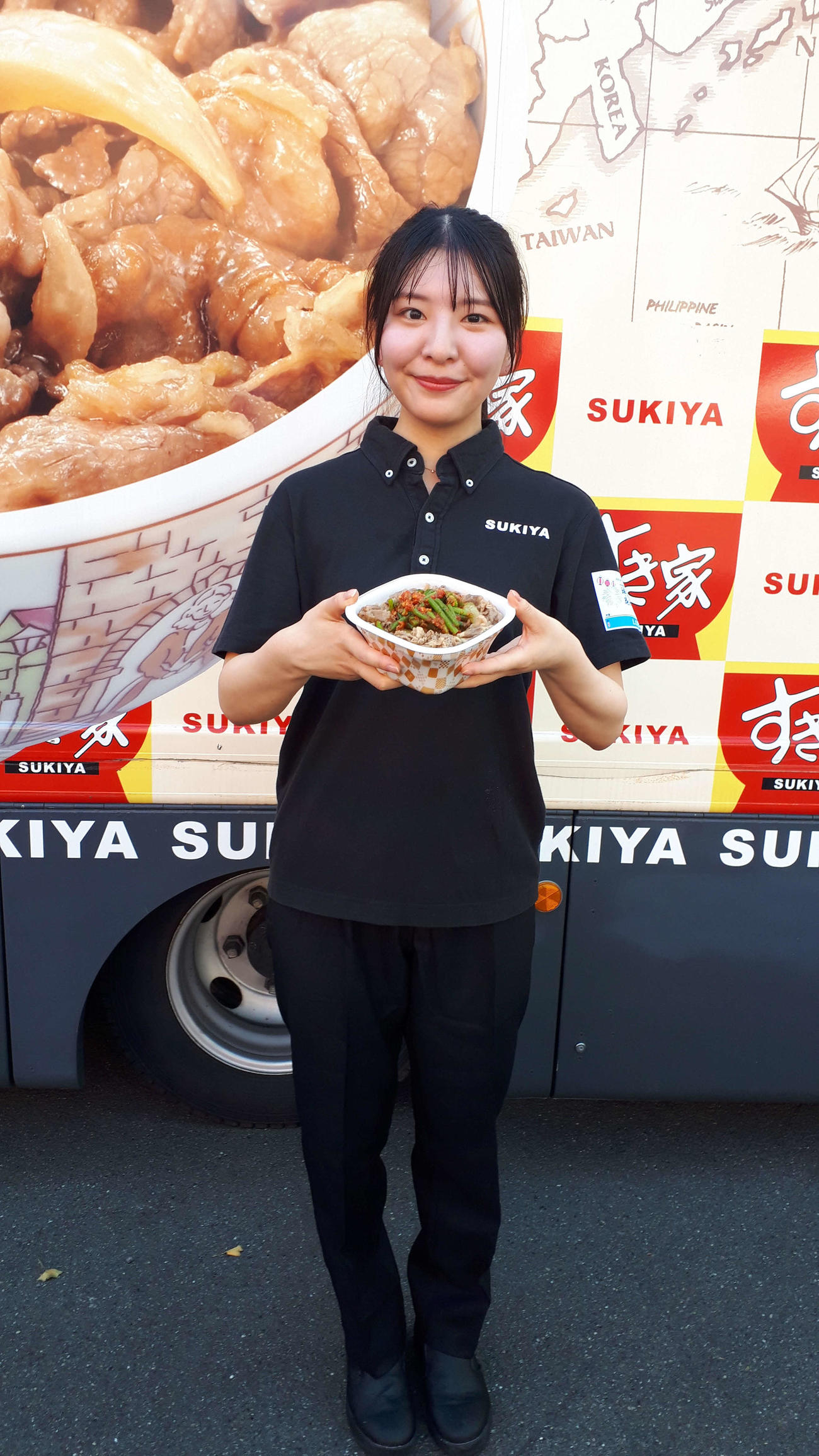 夏に人気の「ニンニクの芽牛丼」を手にする、すき家販売促進担当の長岡真由さん