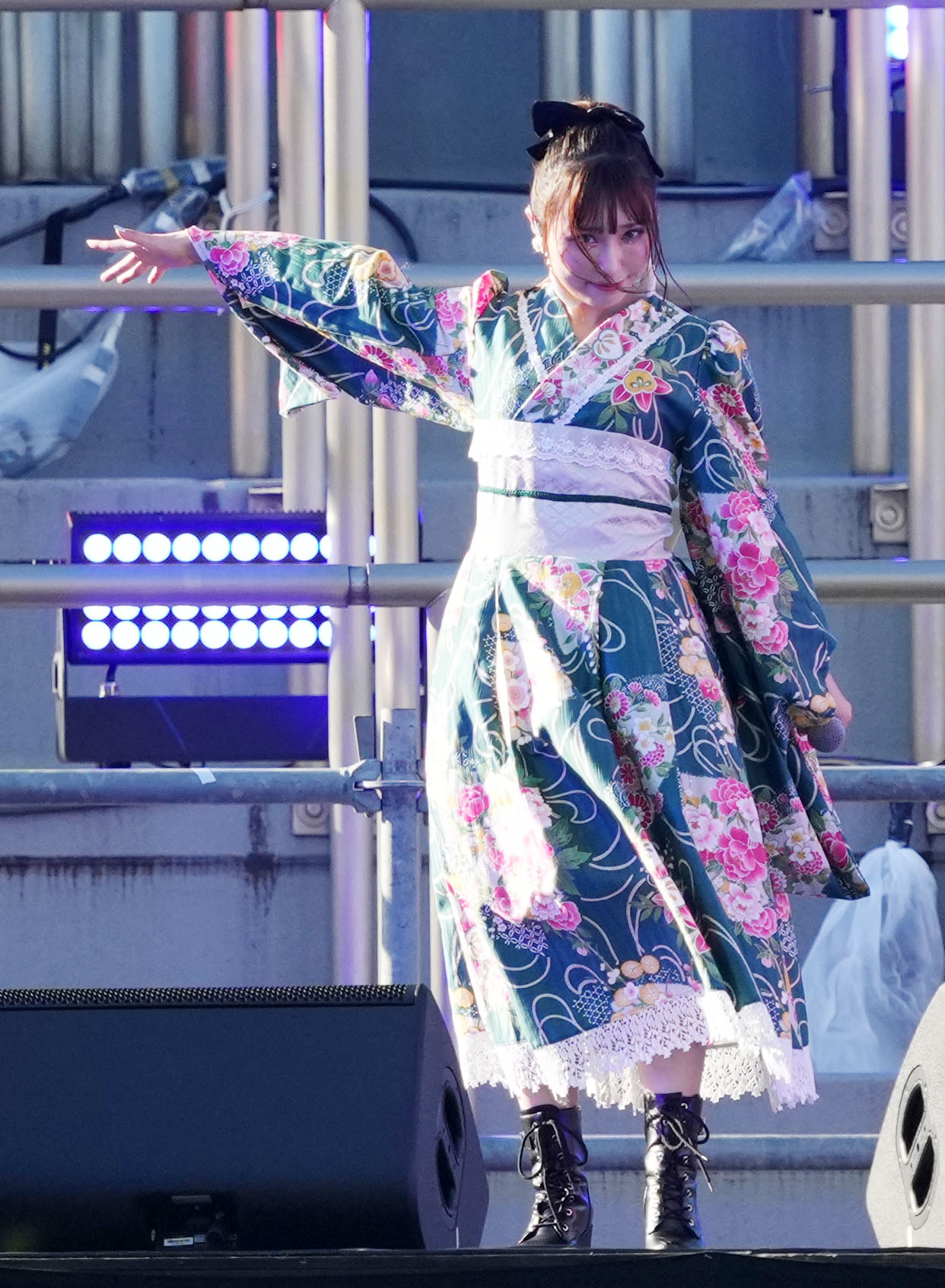 秩父宮ラグビー場でのライブに登場した鈴木愛奈（撮影・横山健太）