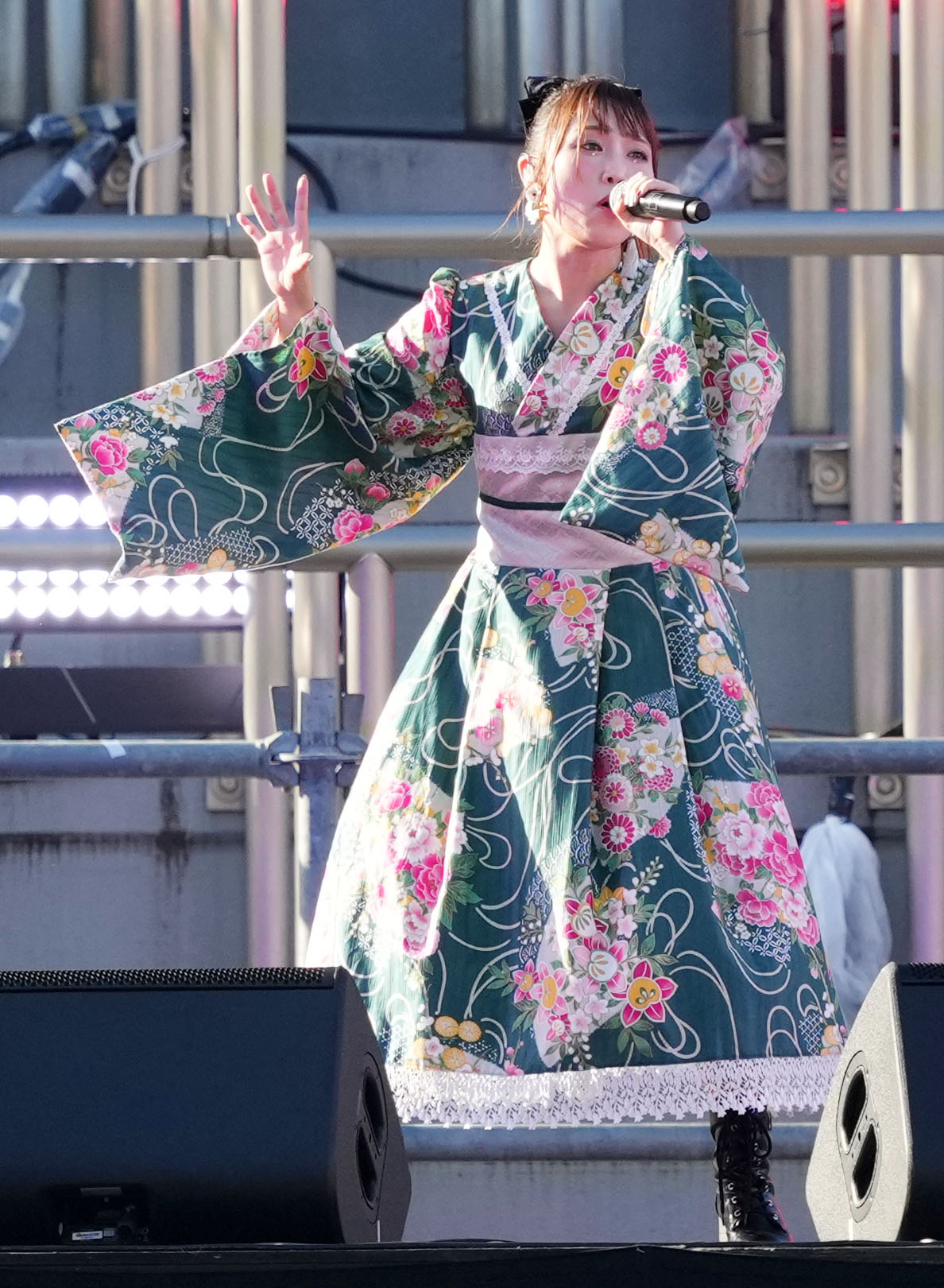 秩父宮ラグビー場でのライブに登場した鈴木愛奈（撮影・横山健太）