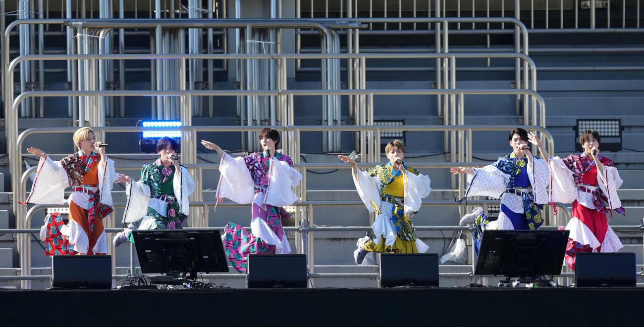 秩父宮ラグビー場でのライブに登場した7m！n（撮影・横山健太）