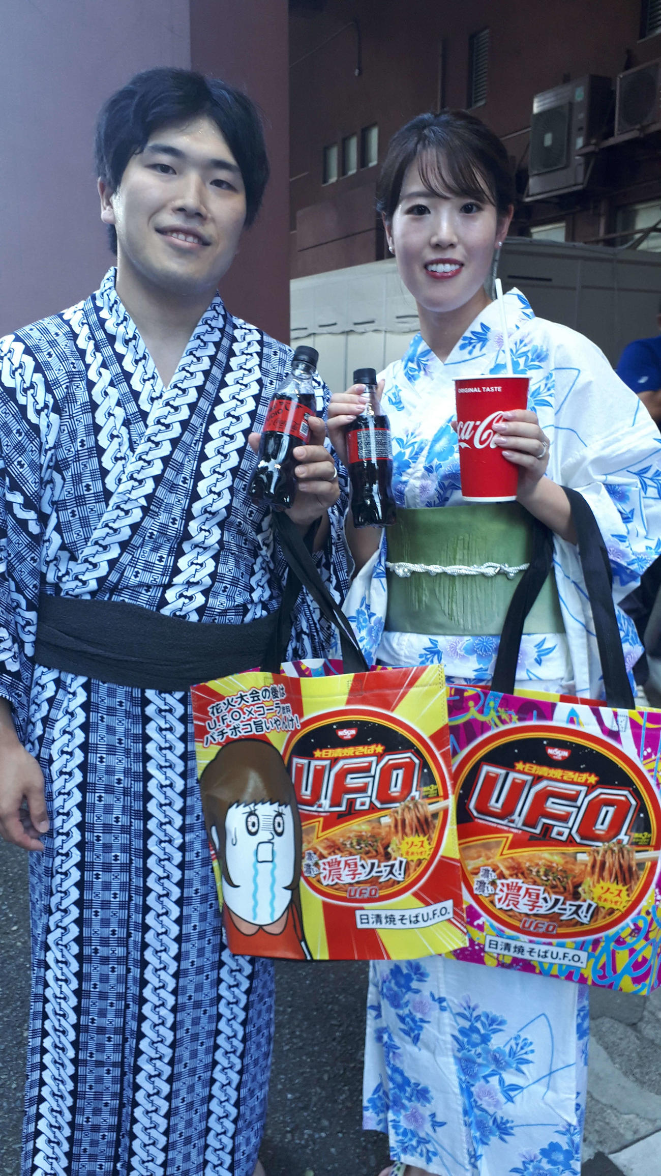 今年は日清焼そばU.F.O.とコカ・コーラゼロがセットになったトートバッグがプレゼントされた
