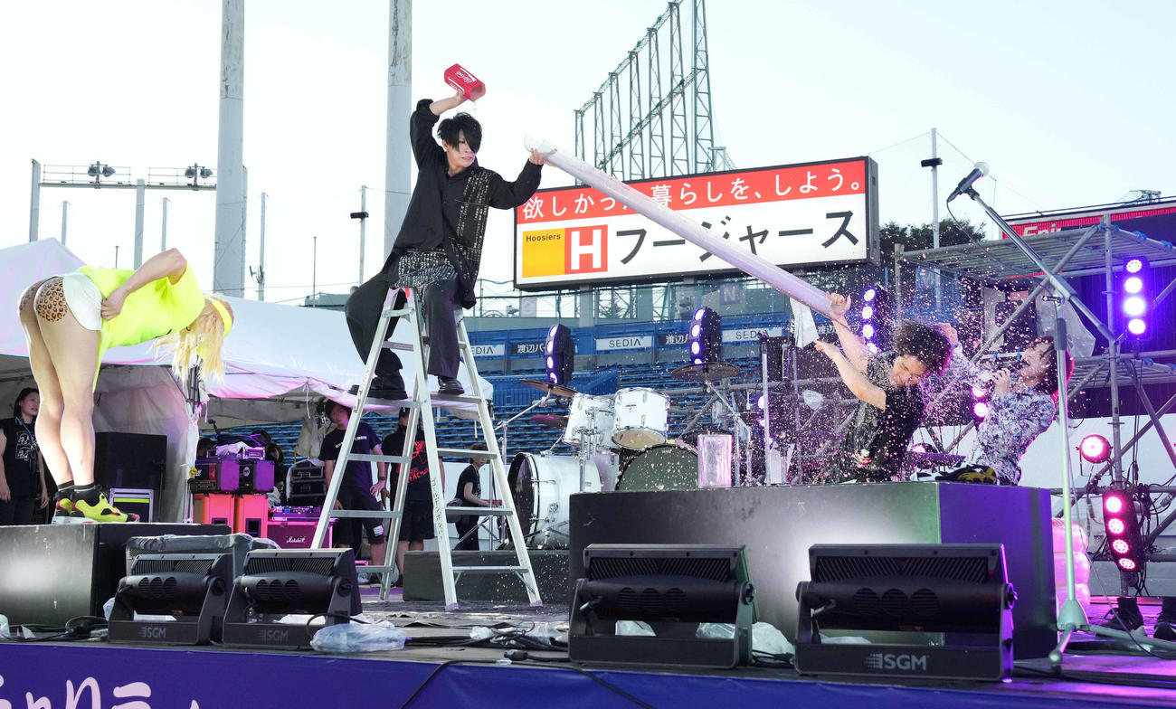 パフォーマンスするゴールデンボンバー（撮影・鈴木みどり）