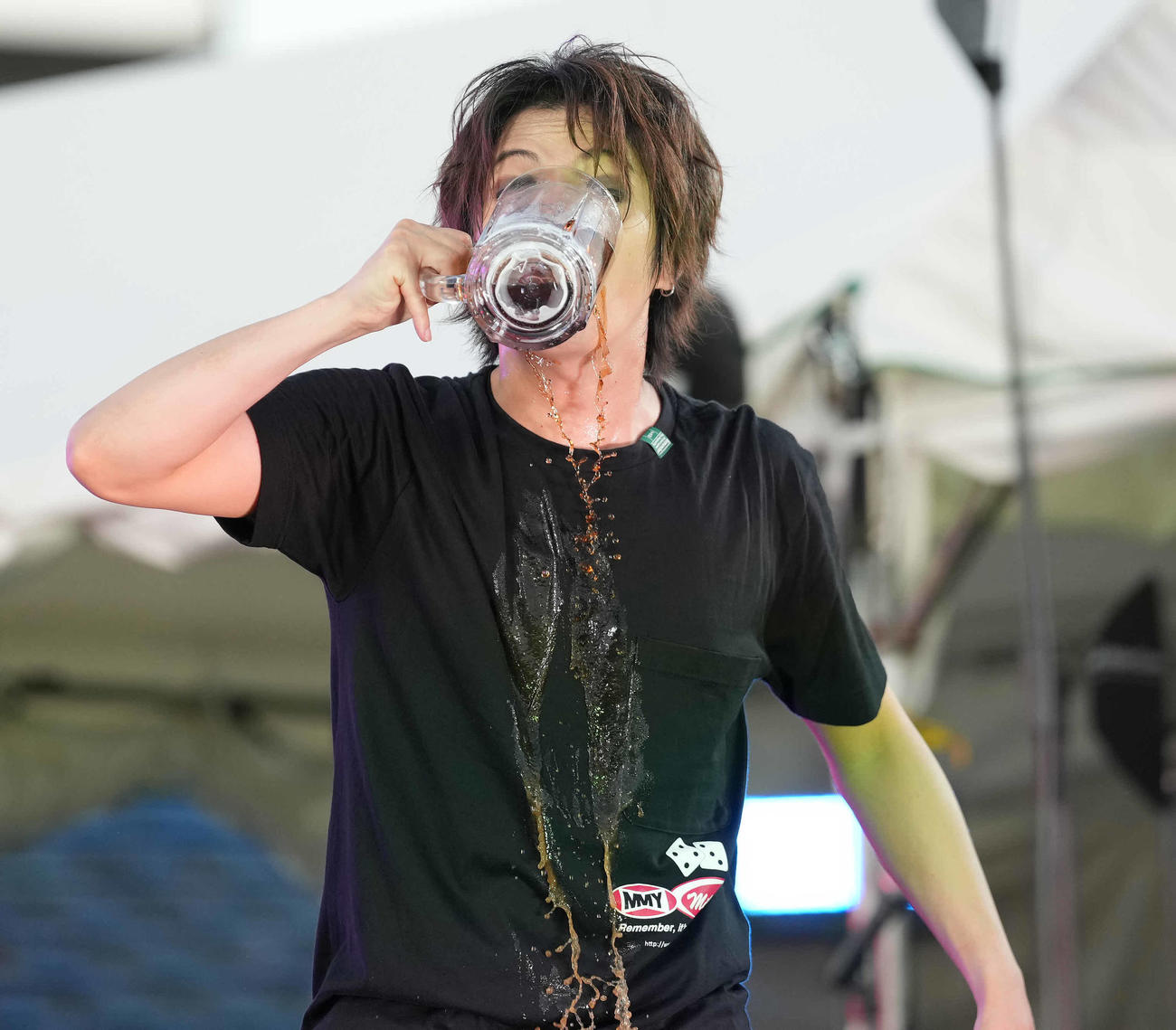 ジョッキのコーラをイッキ飲みするゴールデンボンバー喜矢武豊（撮影・鈴木みどり）