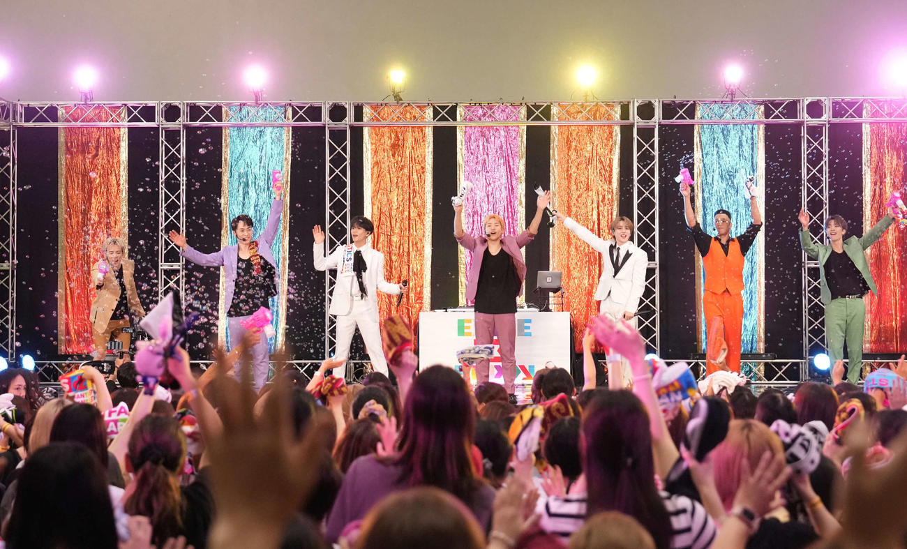 お披露目ライブを開催したLDHのキッズエンターテインメントプロジェクト「KIDS B HAPPY」から誕生したEXILE B HAPPY。左から浦川翔平、EXILE TETSUYA、中島颯太、、小森隼、吉野北人、関口メンディー、木村慧人、