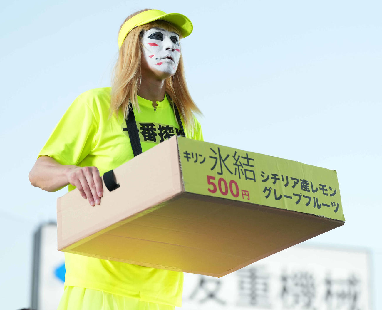 氷結の売り子姿のゴールデンボンバーの樽美酒研二（撮影・鈴木みどり）