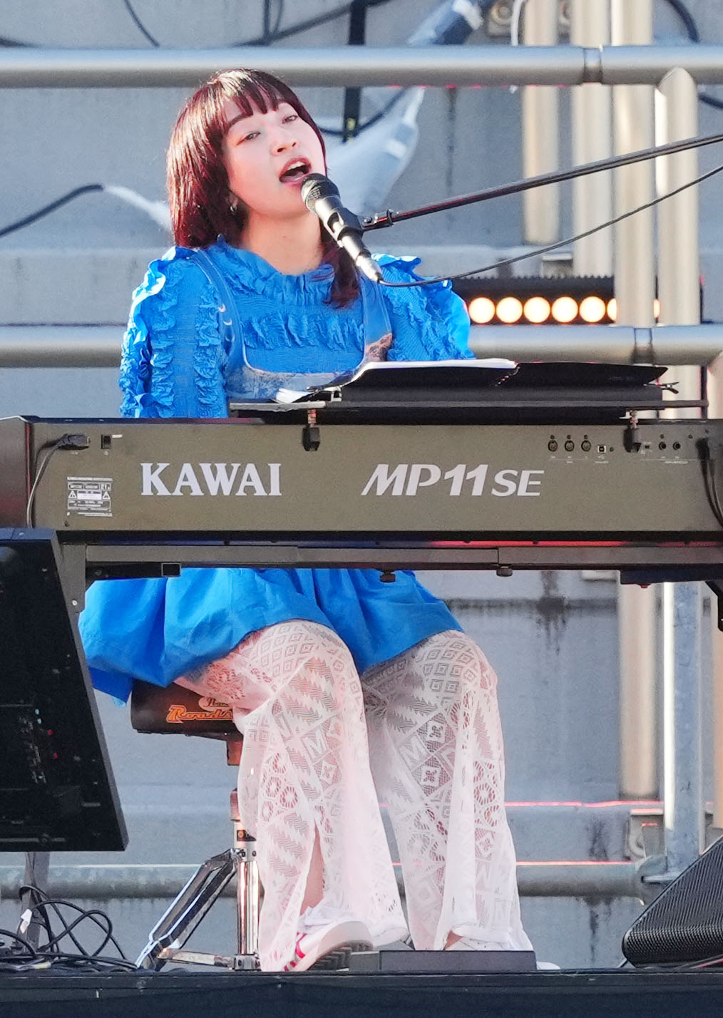 秩父宮ラグビー場でのライブに登場したヒグチアイ（撮影・横山健太）