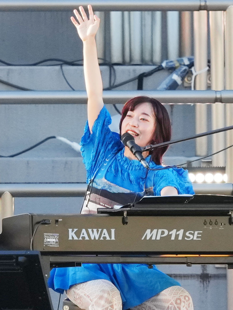 秩父宮ラグビー場でのライブに登場したヒグチアイ（撮影・横山健太）