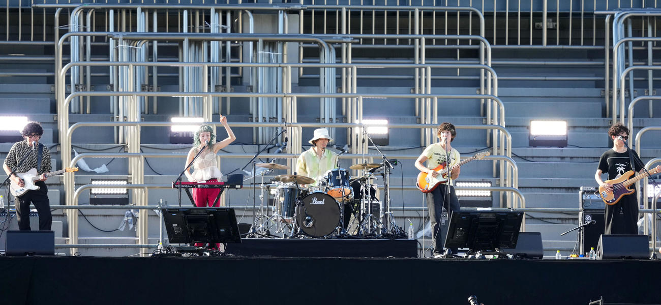 秩父宮ラグビー場でのライブに登場したCzecho No Republic（撮影・横山健太）