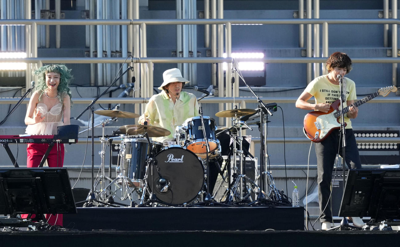 秩父宮ラグビー場でのライブに登場したCzecho No Republic（撮影・横山健太）