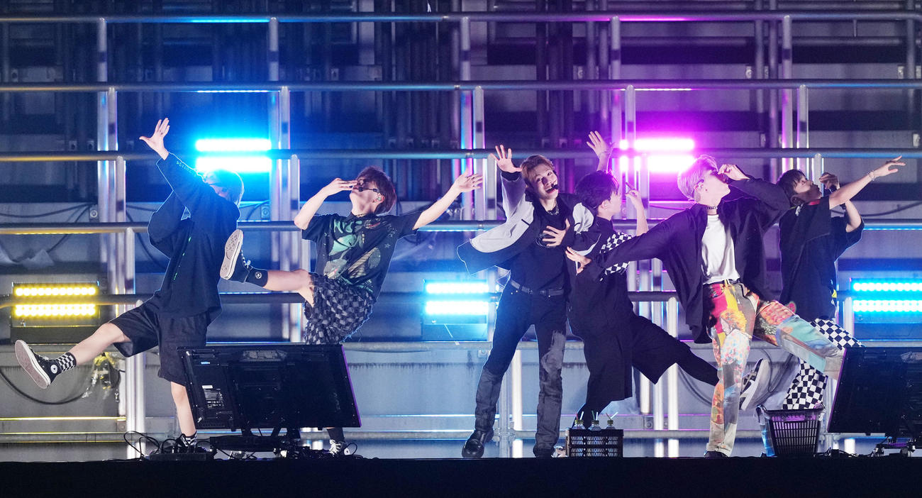 秩父宮ラグビー場でのライブに登場したDXTEEN（撮影・横山健太）
