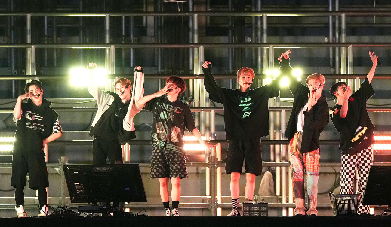 秩父宮ラグビー場でのライブに登場したDXTEEN（撮影・横山健太）