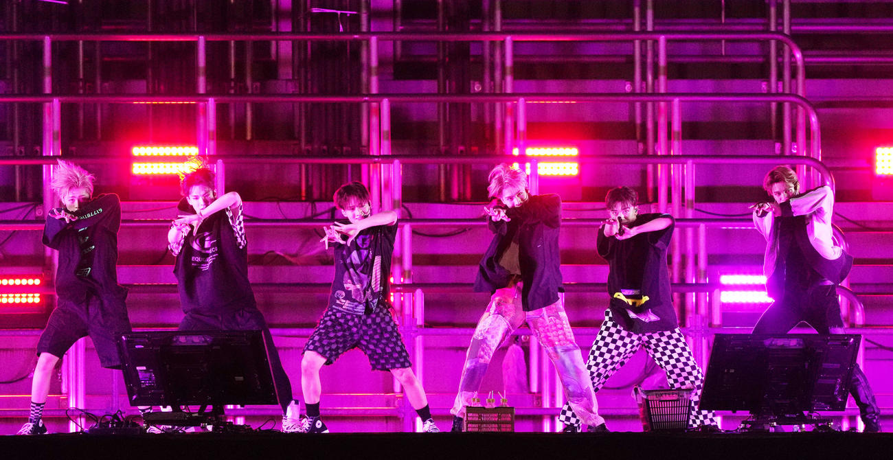秩父宮ラグビー場でのライブに登場したDXTEEN（撮影・横山健太）