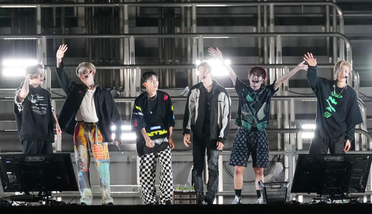 秩父宮ラグビー場でのライブに登場したDXTEEN（撮影・横山健太）