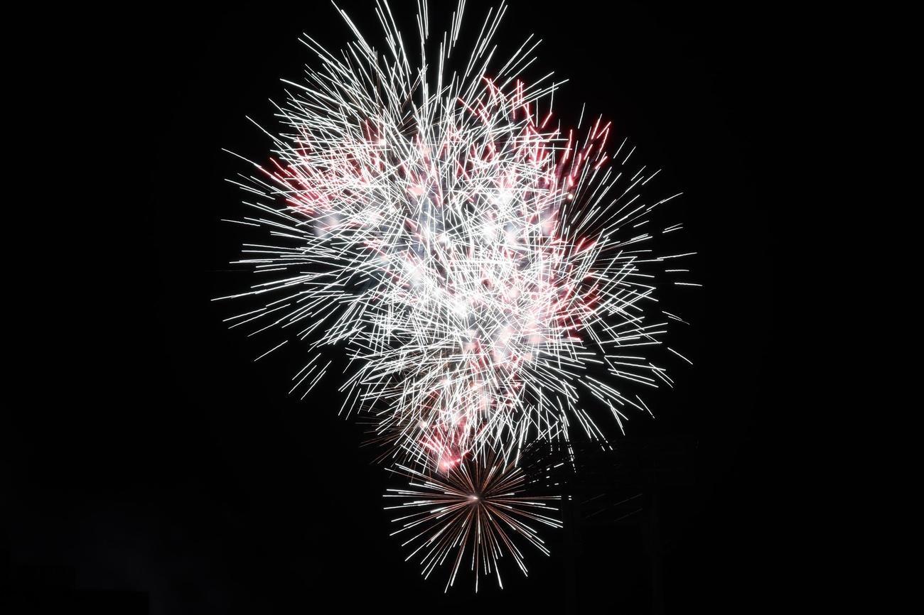 神宮外苑花火大会で舞い上がる花火