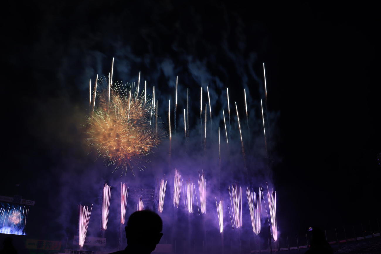 神宮外苑花火大会で舞い上がる花火