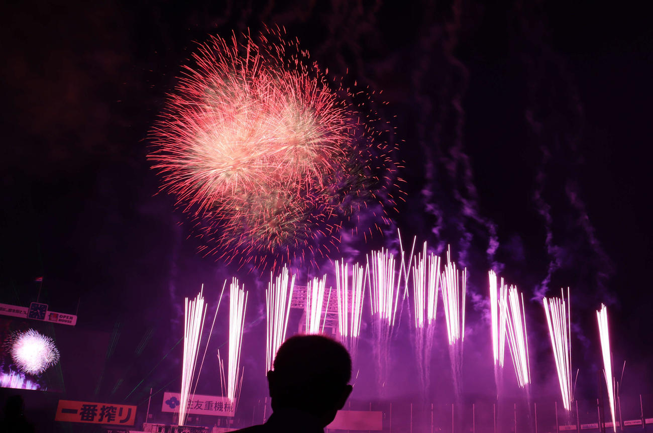 神宮外苑花火大会で舞い上がる花火