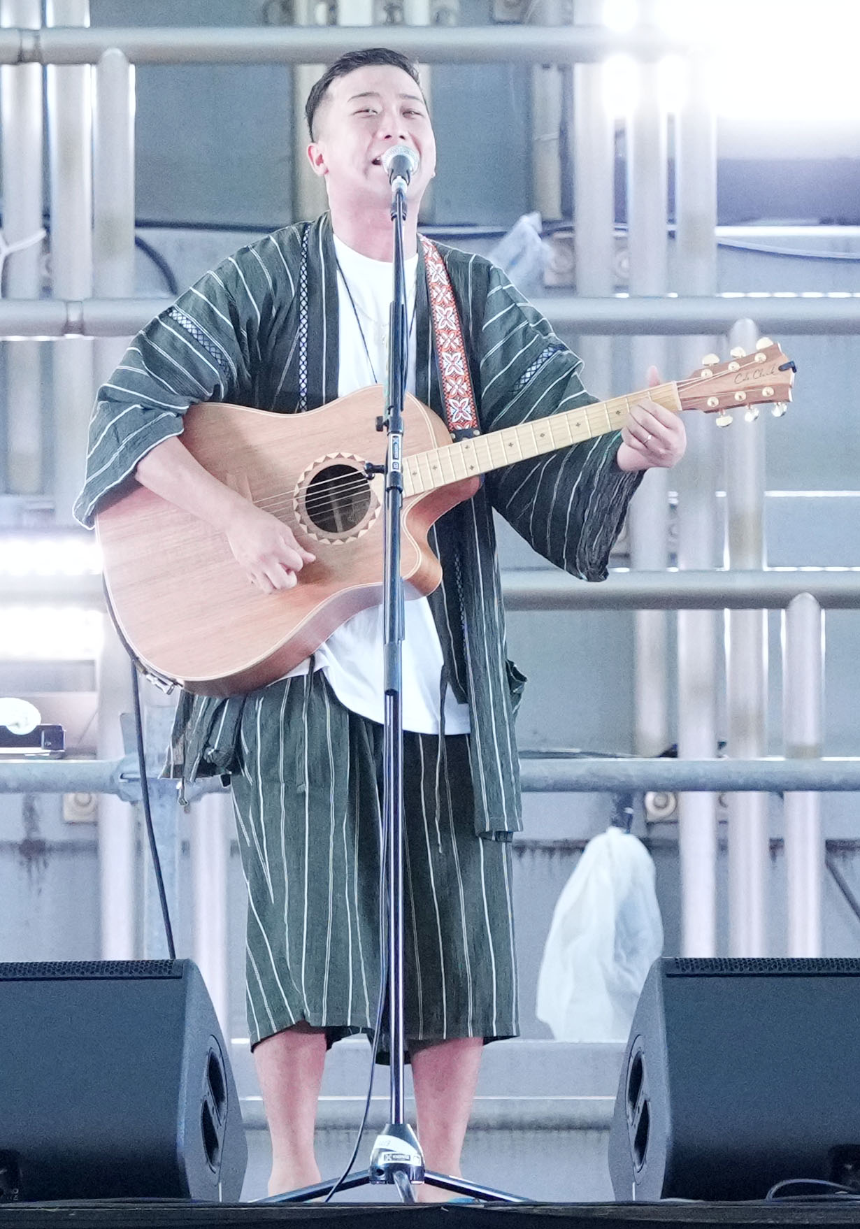秩父宮ラグビー場でのライブに登場した瑛人（撮影・横山健太）