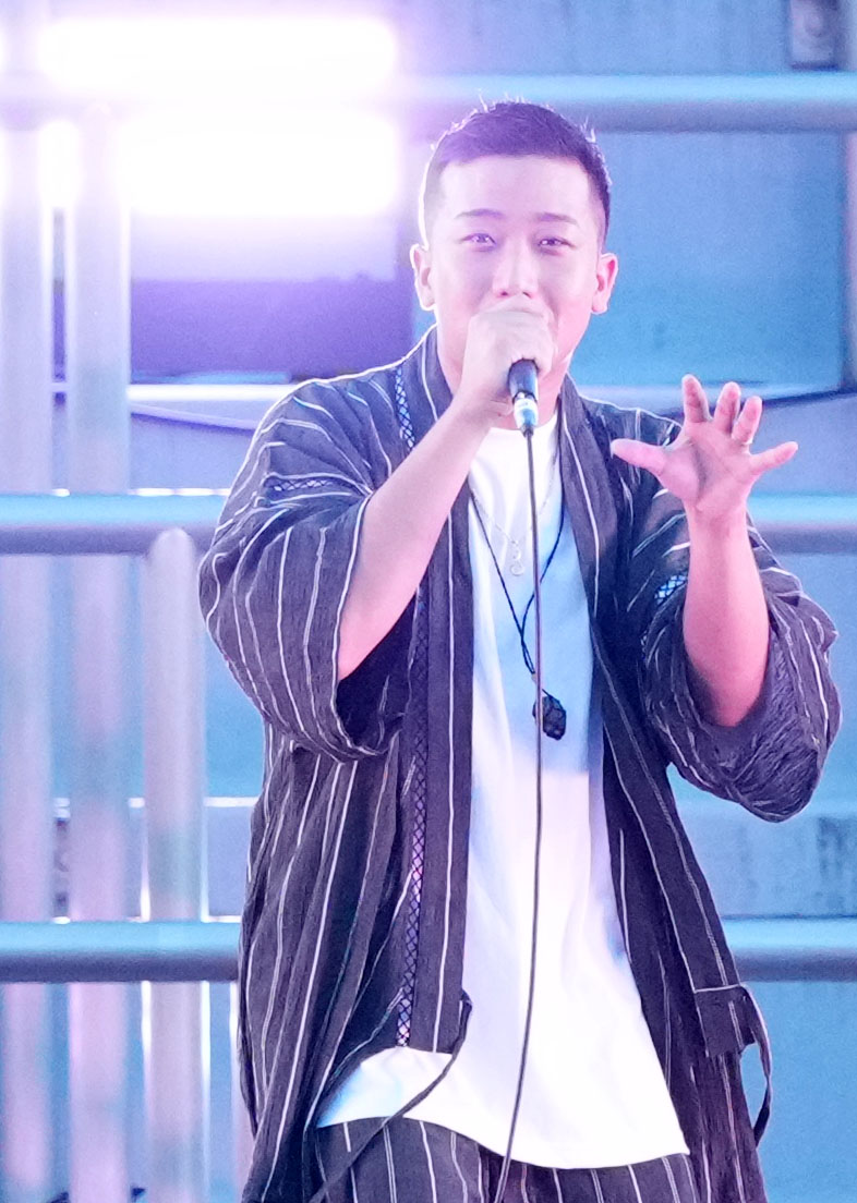 秩父宮ラグビー場でのライブに登場した瑛人（撮影・横山健太）
