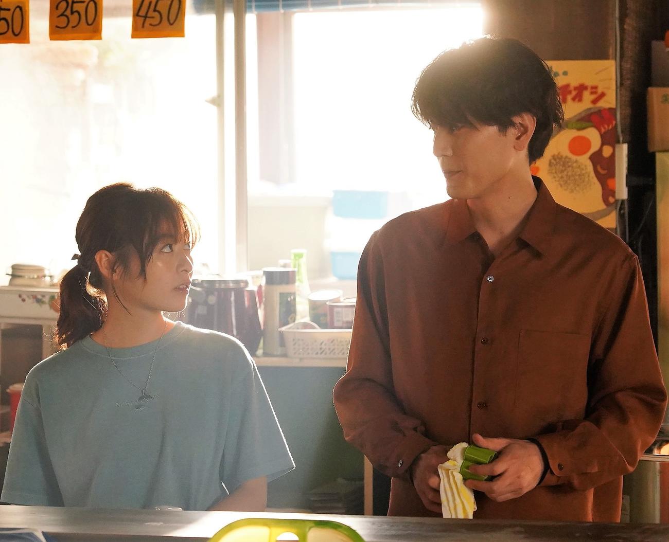 「真夏のシンデレラ」に出演する森七菜、間宮祥太朗（C）フジテレビ