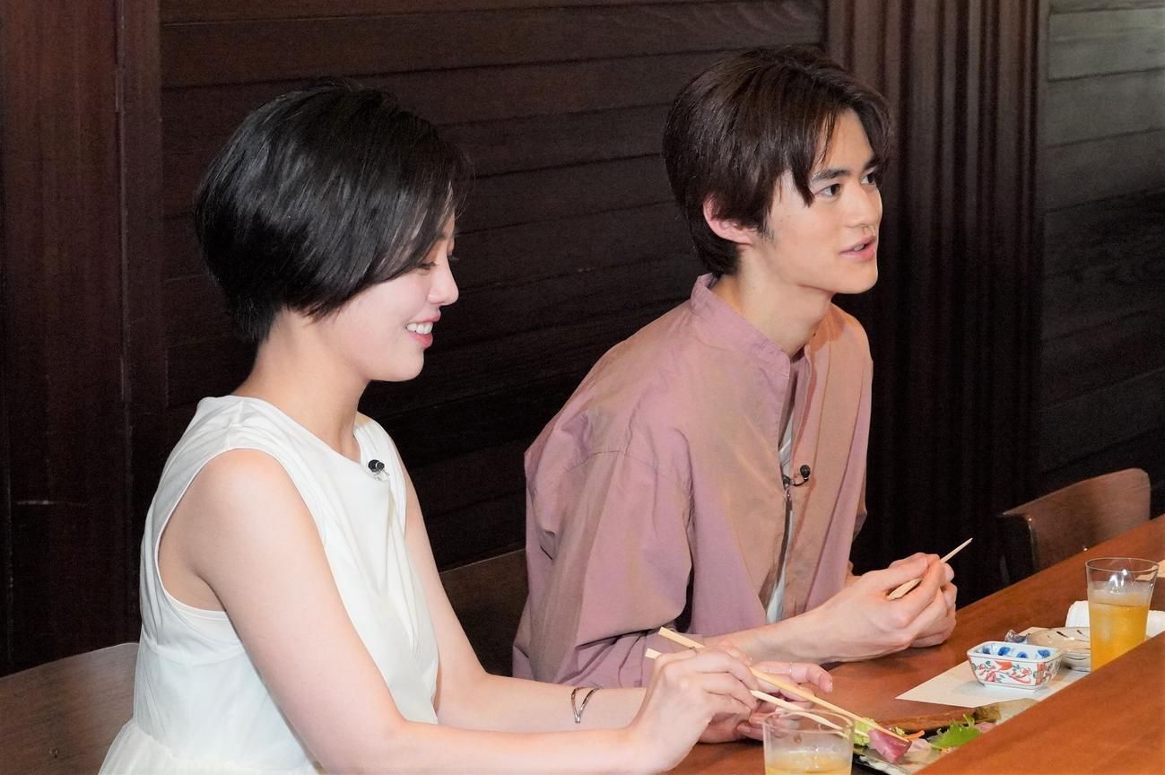 「となりの人間国宝さん」に出演する鈴鹿央士と伊原六花（左）