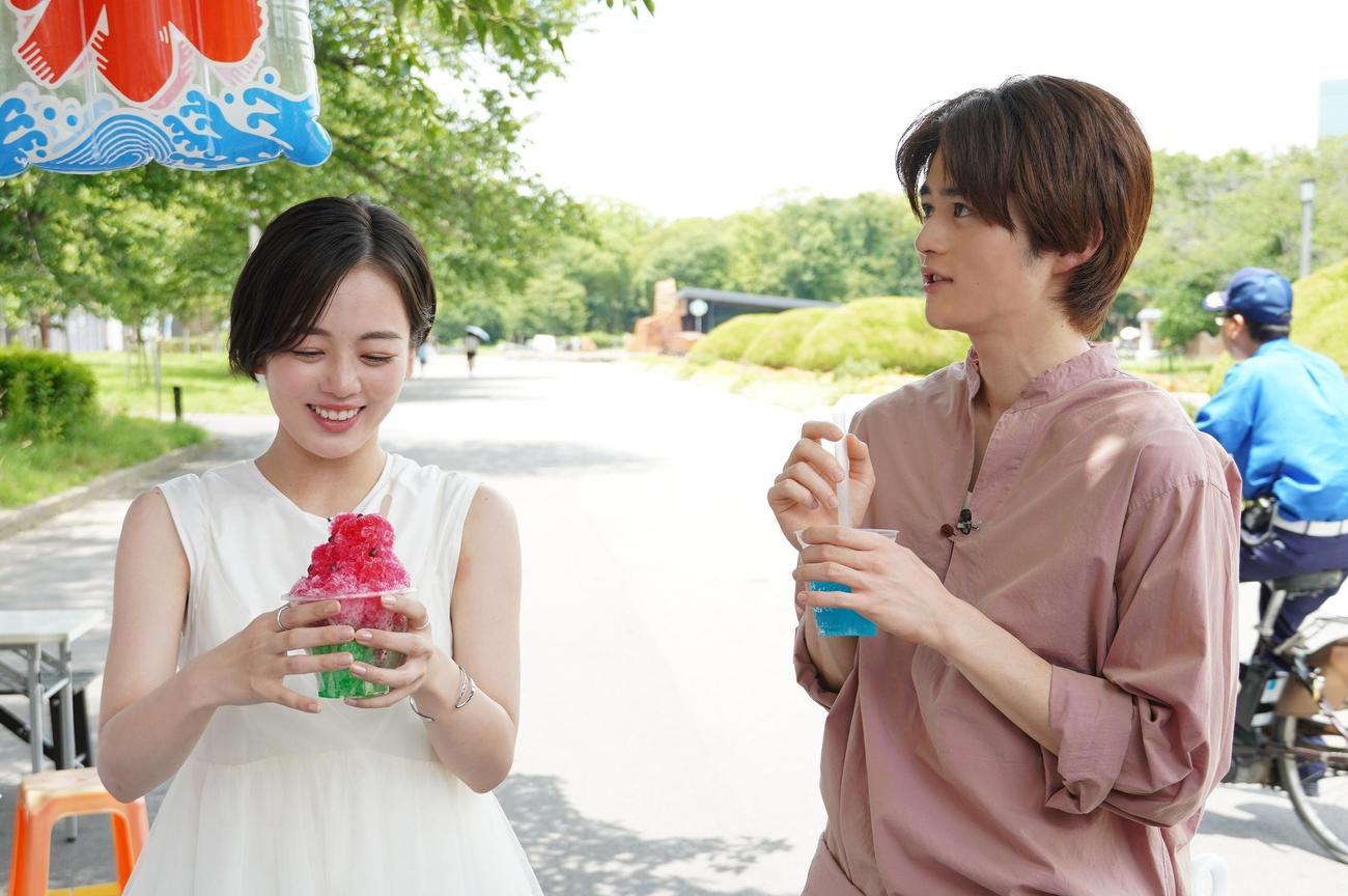「となりの人間国宝さん」に出演する鈴鹿央士と伊原六花（左）