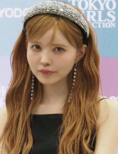 集合写真に1人妖精が」益若つばさの肌チラコーデにファン絶賛「つー