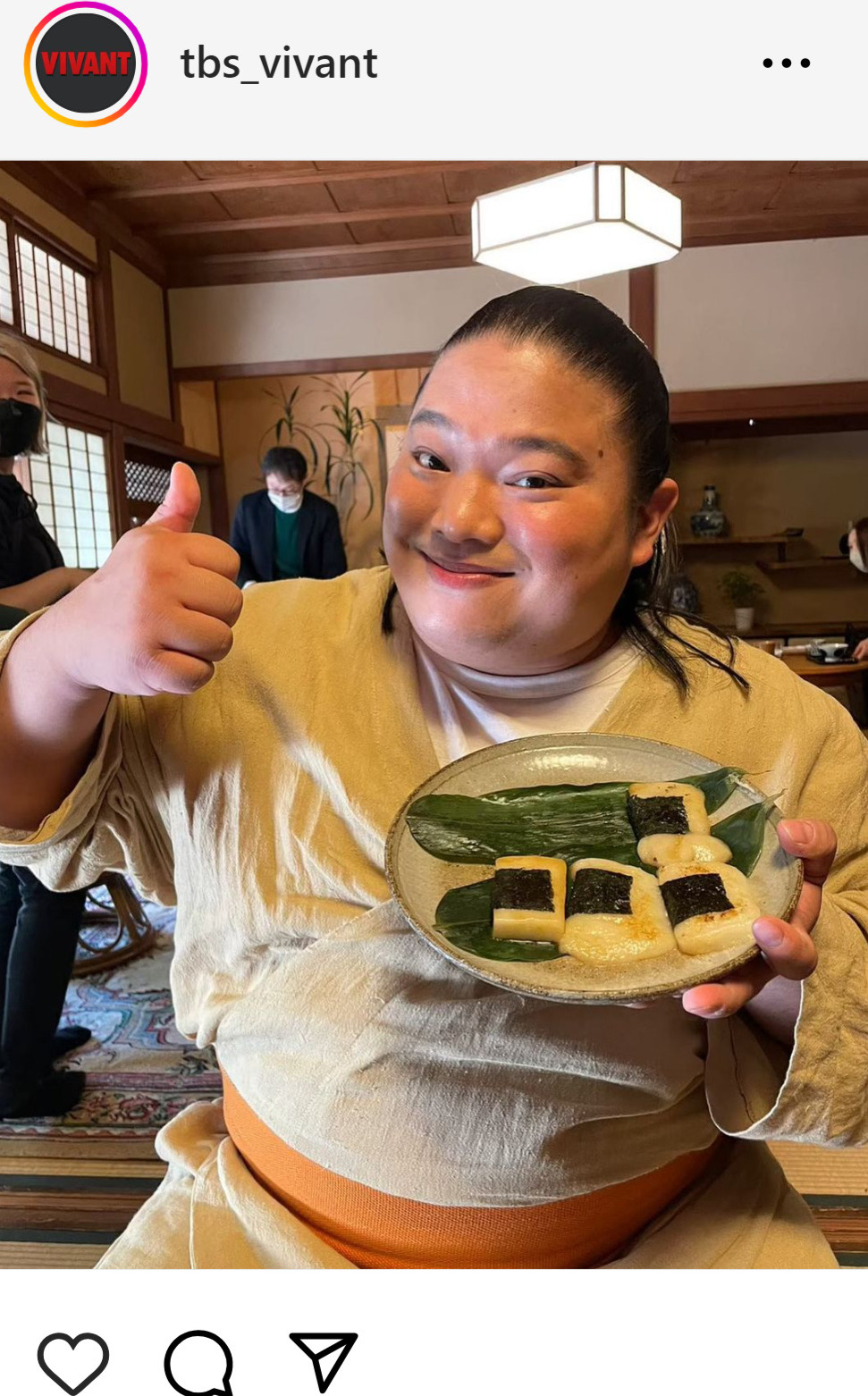お餅を食べる富栄ドラム（VIVANTのインスタグラムから）