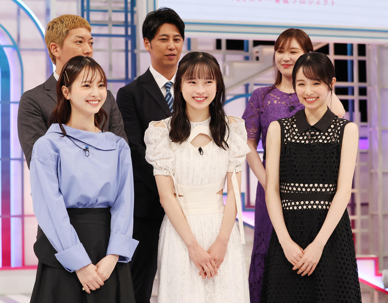 TBSスター育成プロジェクト「私が女優になる日＿」3代目グランプリに選ばれた大和奈央（前列中央）。前列左は初代の飯沼愛、右は2代目の幸沢沙良、後列左からMCのニューヨーク嶋佐和也、屋敷裕政、高山一実（撮影・野上伸悟）