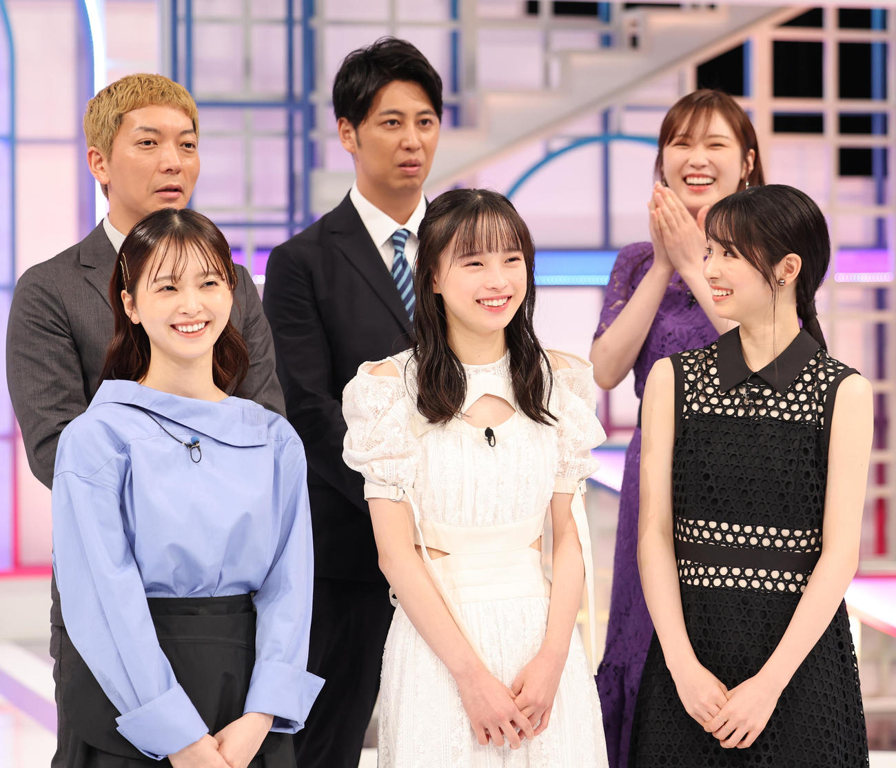 TBSスター育成プロジェクト「私が女優になる日＿」3代目グランプリに選ばれた大和奈央（前列中央）。前列左は初代の飯沼愛、右は2代目の幸沢沙良、後列左からMCのニューヨーク嶋佐和也、屋敷裕政、高山一実（撮影・野上伸悟）