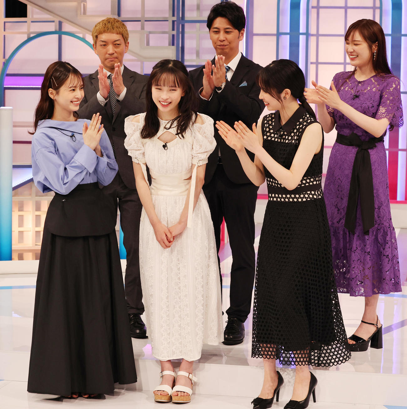 TBSスター育成プロジェクト「私が女優になる日＿」3代目グランプリに選ばれた大和奈央（前列中央）。前列左は初代の飯沼愛、右は2代目の幸沢沙良、後列左からMCのニューヨーク嶋佐和也、屋敷裕政、高山一実（撮影・野上伸悟）