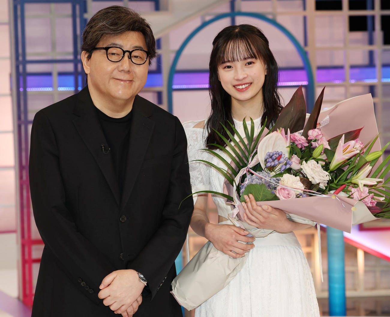 TBSスター育成プロジェクト「私が女優になる日＿」3代目グランプリに選ばれた大和奈央（右）と総合プロデューサーの秋元康氏（撮影・野上伸悟）