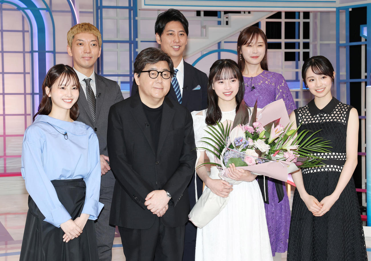 TBSスター育成プロジェクト「私が女優になる日＿」3代目グランプリに選ばれた大和奈央（前列右から2人目）。前列左から初代の飯沼愛、総合プロデューサーの秋元康氏、訂正1人おいて2代目の幸沢沙良、後列左からMCのニューヨーク嶋佐和也、屋敷裕政、高山一実（撮影・野上伸悟）