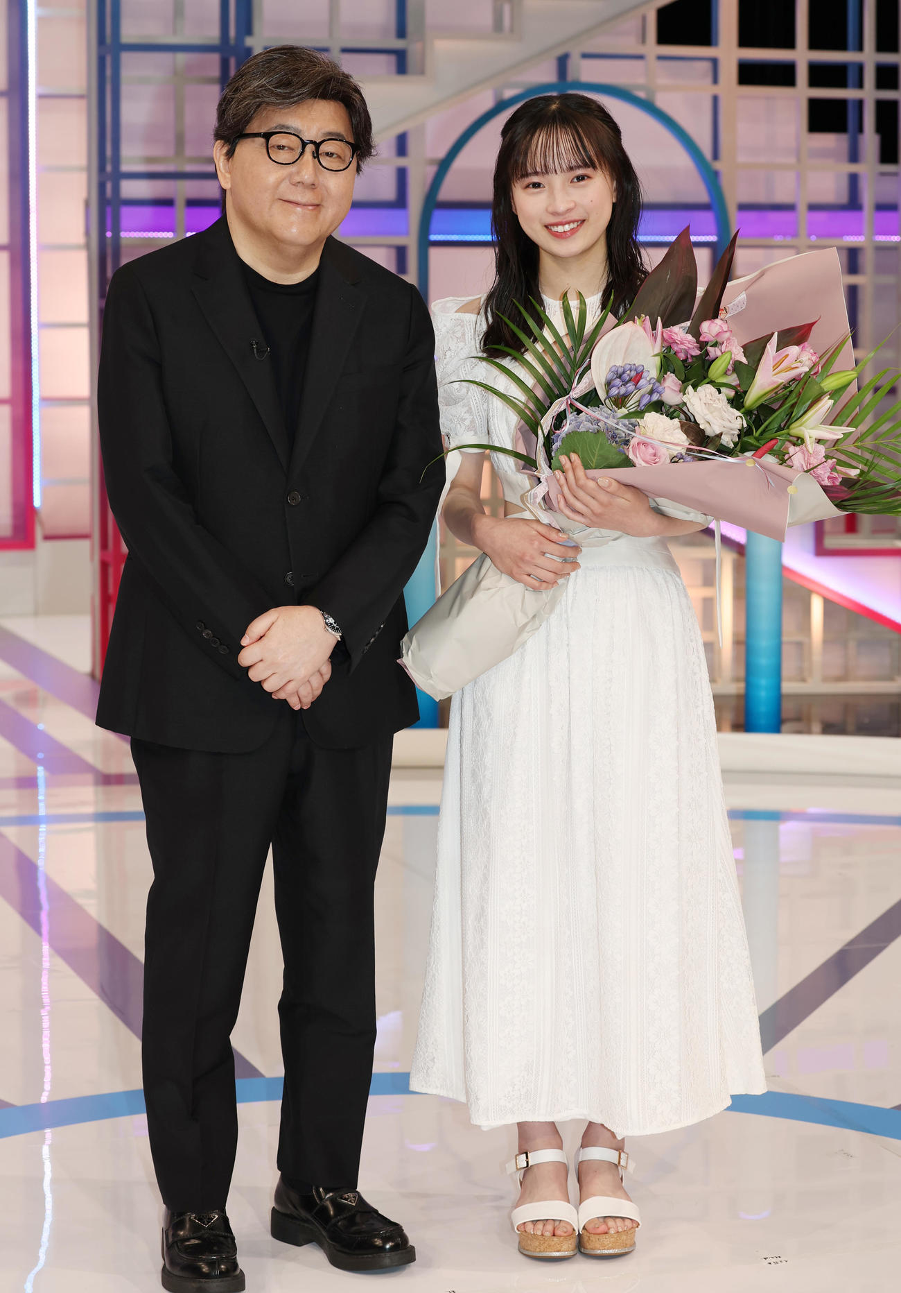 TBSスター育成プロジェクト「私が女優になる日＿」3代目グランプリに選ばれた大和奈央（右）と総合プロデューサーの秋元康氏（撮影・野上伸悟）