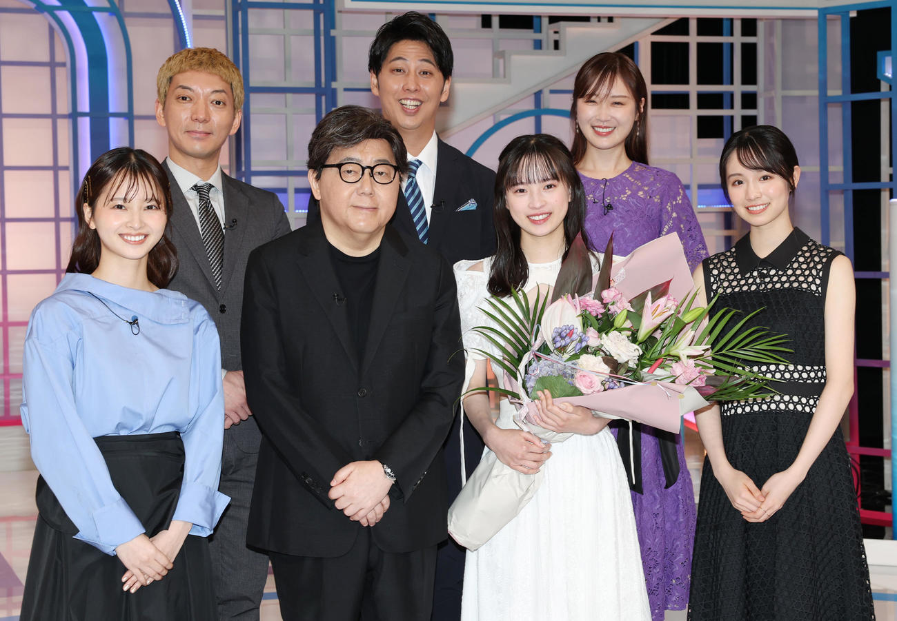 TBSスター育成プロジェクト「私が女優になる日＿」3代目グランプリに選ばれた大和奈央（前列右から2人目）。前列左から初代の飯沼愛、総合プロデューサーの秋元康氏、訂正1人おいて2代目の幸沢沙良、後列左からMCのニューヨーク嶋佐和也、屋敷裕政、高山一実（撮影・野上伸悟）