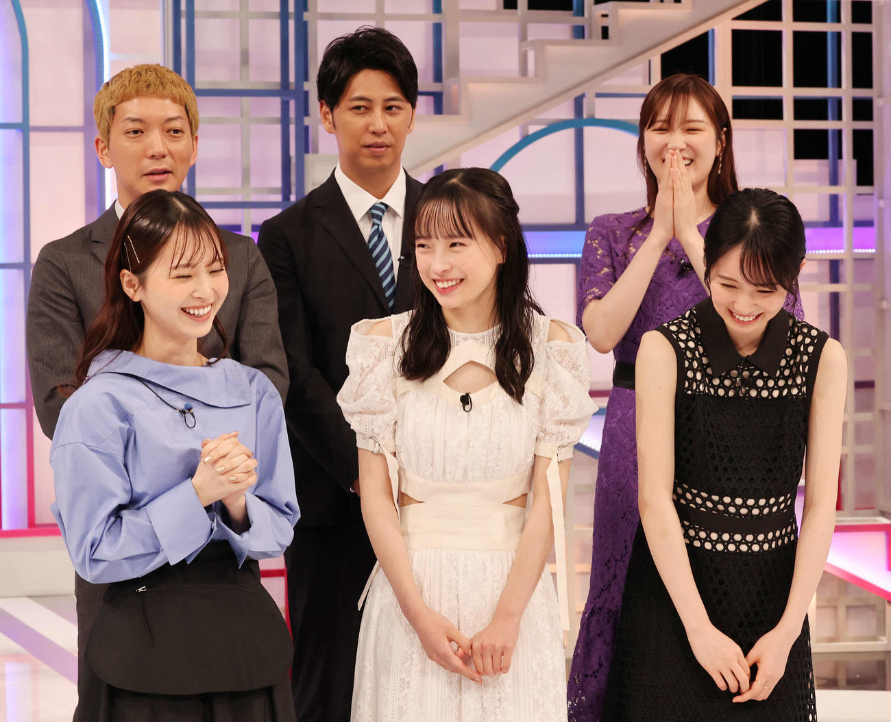 TBSスター育成プロジェクト「私が女優になる日＿」3代目グランプリに選ばれた大和奈央（前列中央）。前列左は初代の飯沼愛、右は2代目の幸沢沙良、後列左からMCのニューヨーク嶋佐和也、屋敷裕政、高山一実（撮影・野上伸悟）