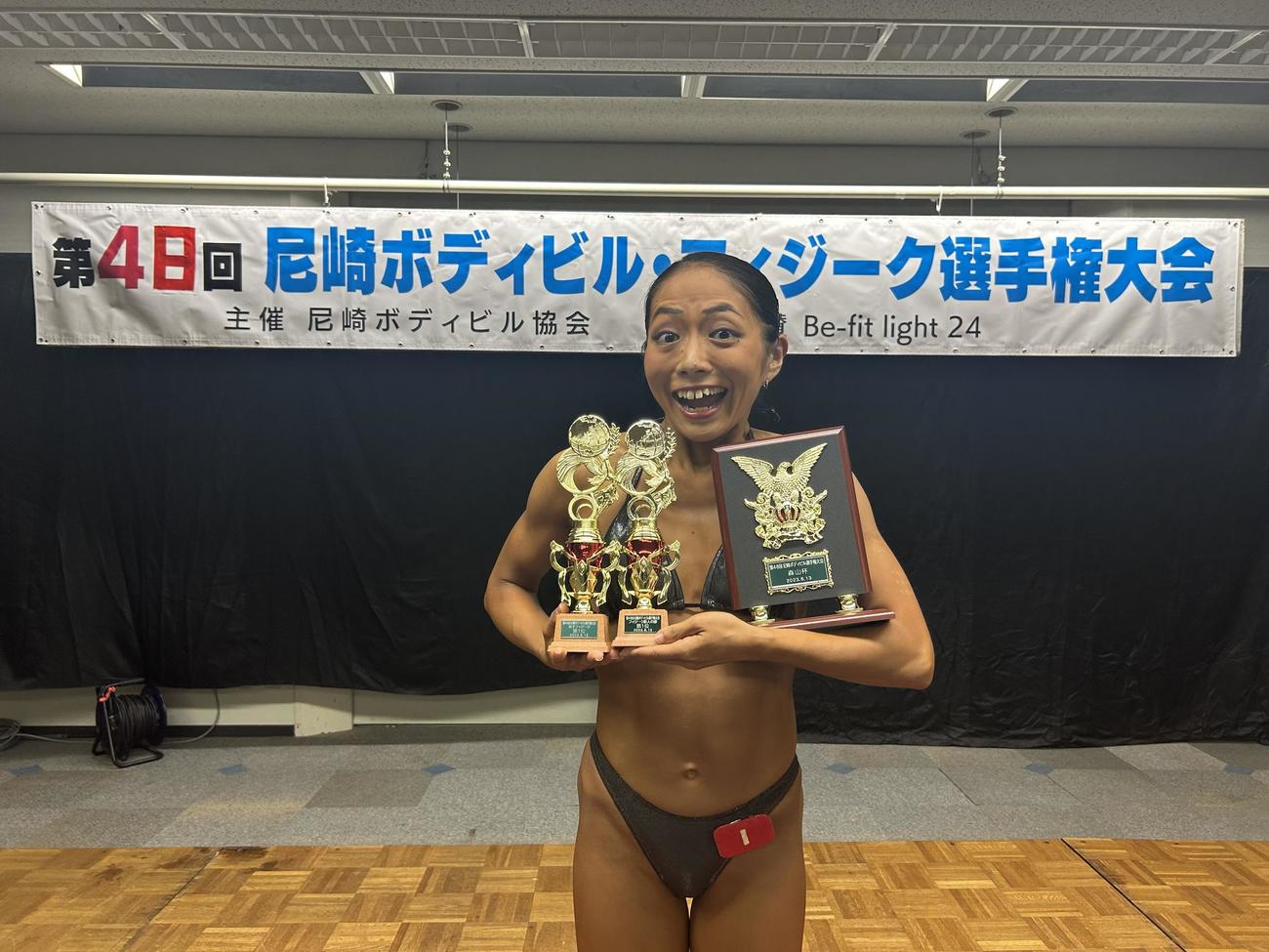 ボディビルコンテストで優勝したアルミカン赤阪侑子