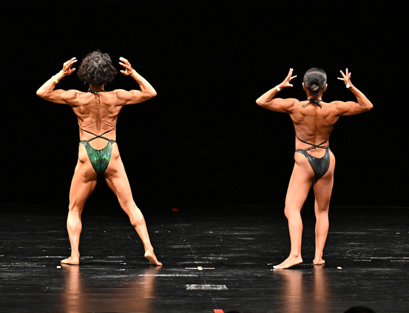 ボディビルコンテストで優勝したアルミカン赤阪侑子（右）（大阪ボディビル・フィットネス連盟提供、撮影たかはしよしてる）