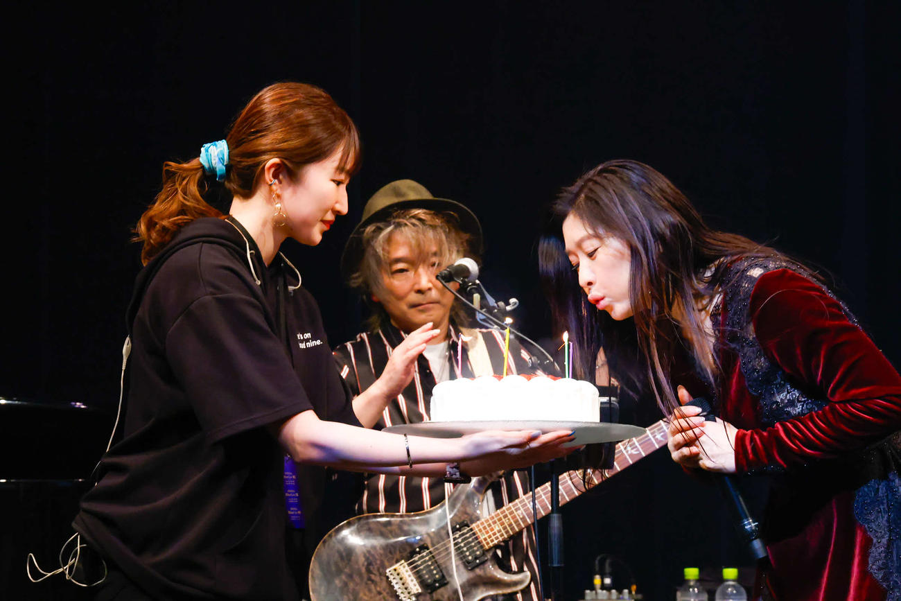 誕生日ケーキのロウソクを吹き消す篠原涼子（
撮影・佐藤薫）
