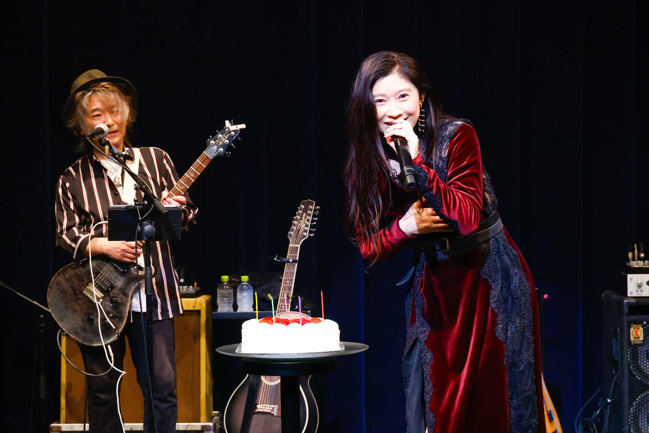 誕生日ケーキと記念撮影する篠原涼子（撮影・佐藤薫）

