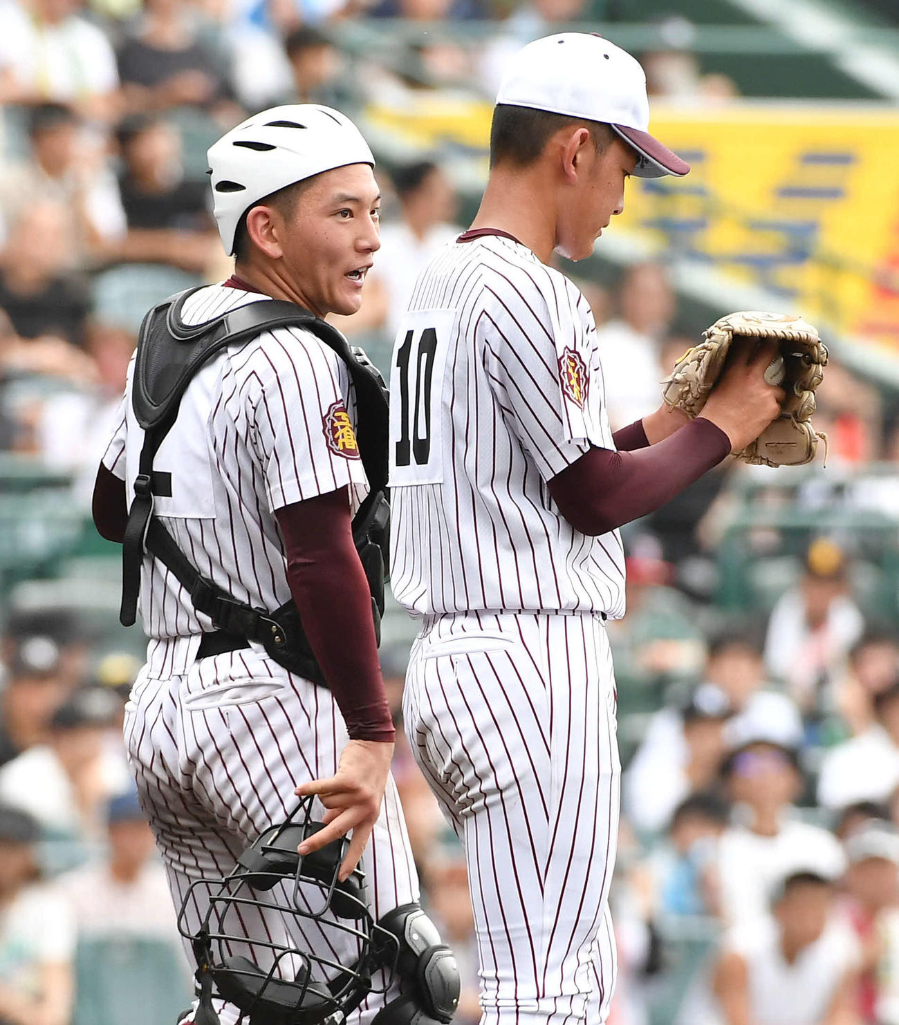 鳥栖工対日大三　8回裏日大三2死三塁、打席に池内を迎える場面でマウンドの松延響（右）に声をかける松延晶（撮影・岩下翔太）