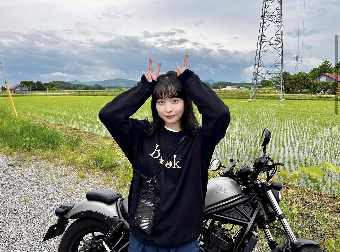 ホンダRebel250と写る日下怜奈アナウンサー